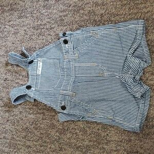 Baby gap bibbed shorts size 6/12 months